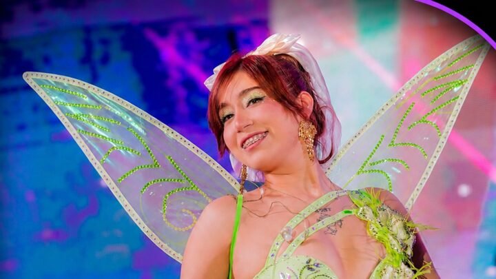 Anely Dávila durante una presentación artística con vestuario verde y alas