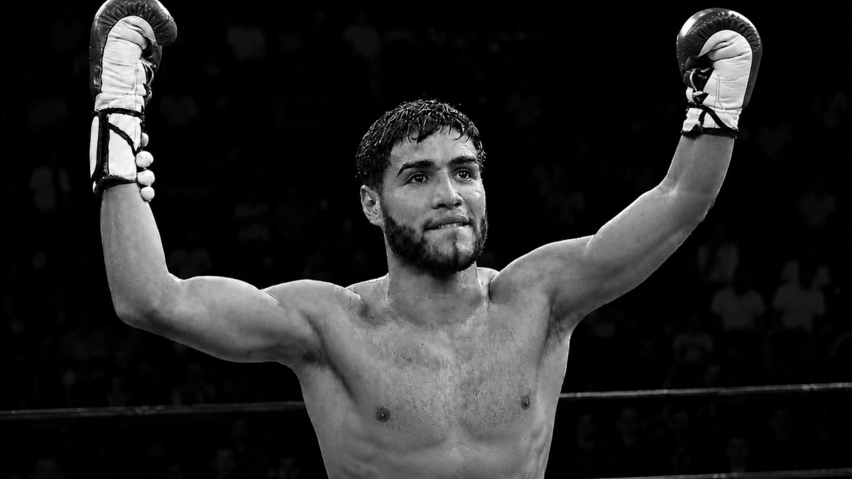 Prichard Colón con los brazos levantados dentro de un cuadrilátero de boxeo