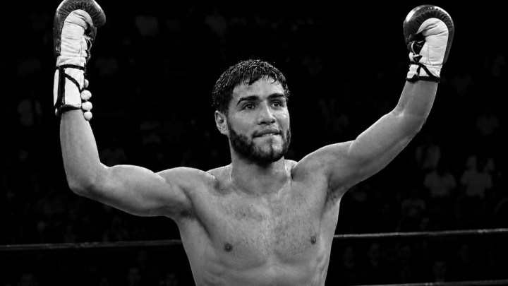 Prichard Colón con los brazos levantados dentro de un cuadrilátero de boxeo