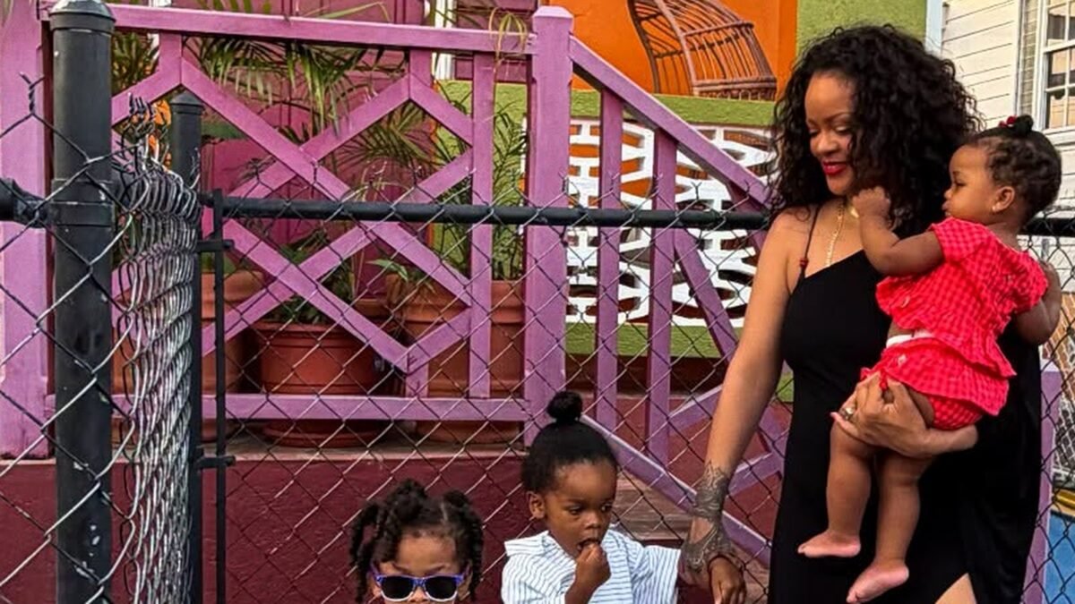 Rihanna junto a sus tres hijos frente al lugar donde creció en Barbados